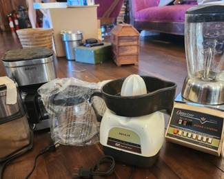 TTT020 Several Small Kitchen Appliances 