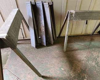 TTT554 - Metal Sawhorses 