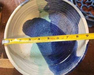 TTT319 Ceramic Bowls And Metal Trivets