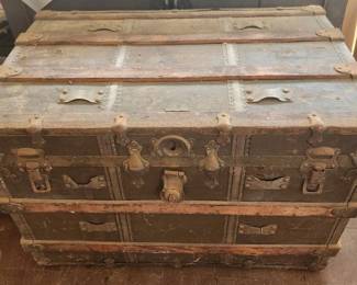 TTT381 Antique Looking Trunk