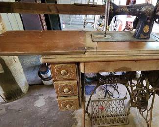 TTT555 - Vintage Singer Sewing Machine 
