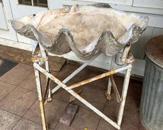 TTT083- Giant Clam Shell And Metal Stand