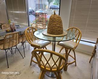 Wicker swivels bar chairs 