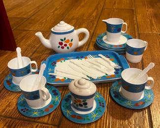 Vintage child’s tea set