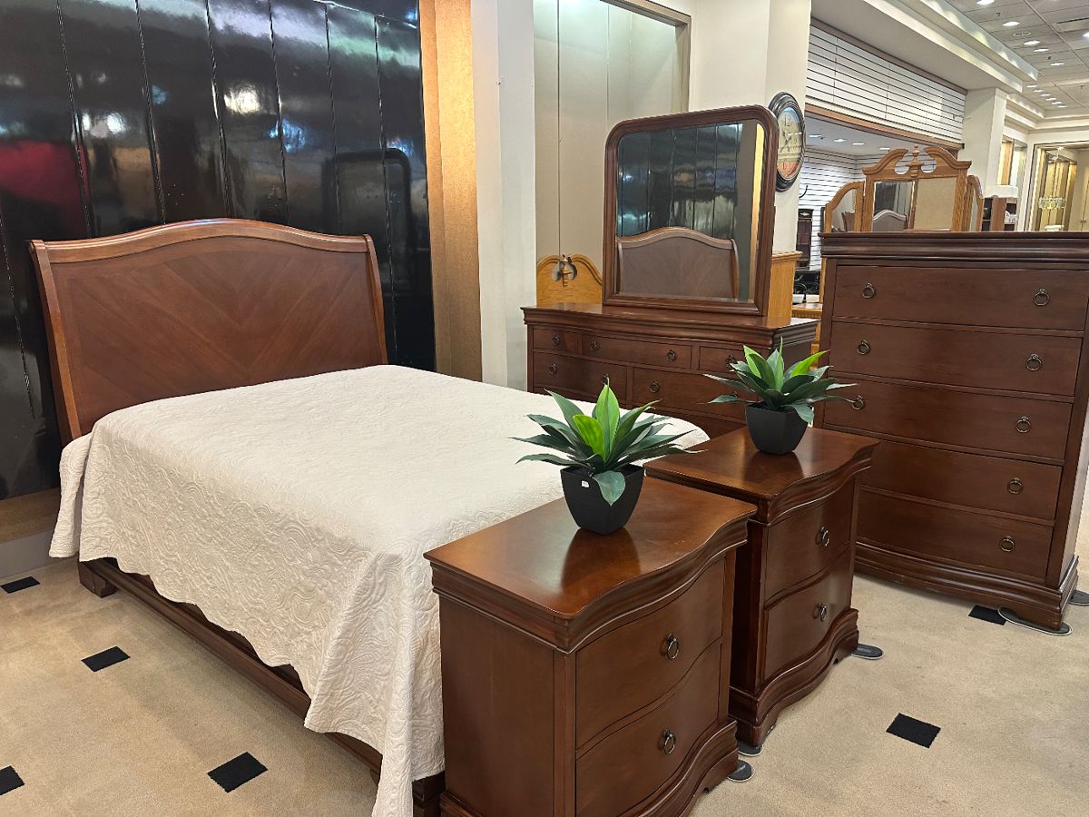 Bedroom Suite like new - excellent condition!