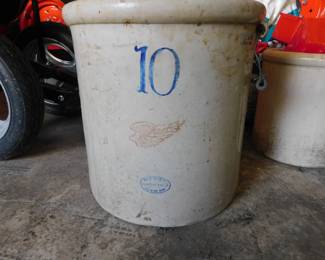 10 Gal. Redwing Crock w/bales