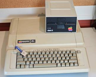 VINTAGE RETRO APPLE IIe Home Computer w/ Floppy Disk Drive