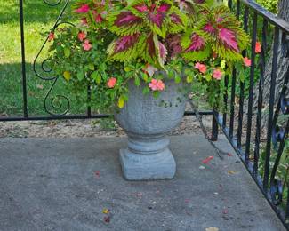 4 Concrete Urns