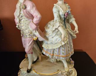 MEISSEN
"Gallant couple"
Group in polychrome porcelain
Mark with crossed swords 
