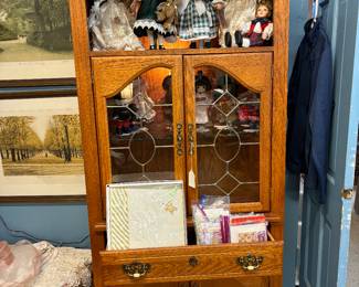 Beautiful Broyhill Oak Cabinet with lead glass and light