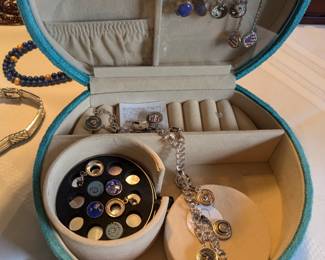 Set of  Khameleon pop in charms