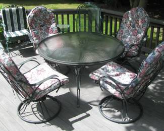 Table/4 chairs with cushions