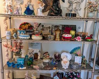 Lots of home decor items -