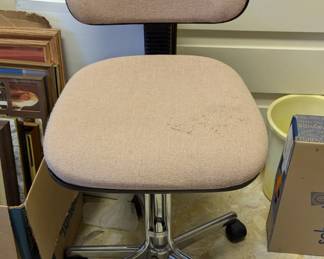 $40 - Comfy Pink Chair - it raises up and down.