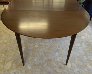 $200 - Mid-Century Modern Oval Table - Very Sharp - converts to smaller Round Table.