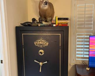 33 gun Pioneer gun safe - Mounted deer