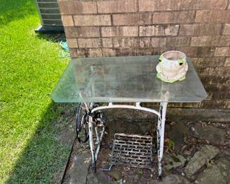 Sewing machine table