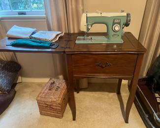 Vintage New Home Streamliner Sewing Machine with Table, in great condition