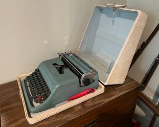 Vintage Olivetti Underwood Typewriter