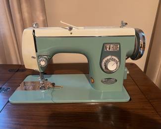 Vintage New Home Streamliner Sewing Machine with Table, in great condition