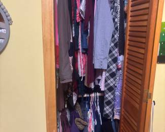 Lots of girls clothes 