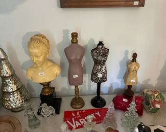 Small decorative mannequin 
