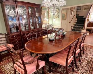 Best traditional dining room ever!  A must for the current luxury trends.  Old school and antique is the BEST!