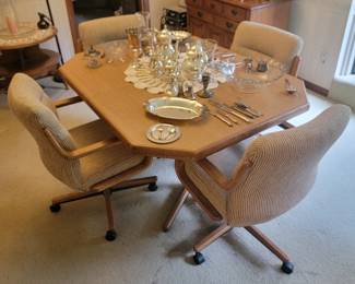 Dining table w/4 Chairs and leaf