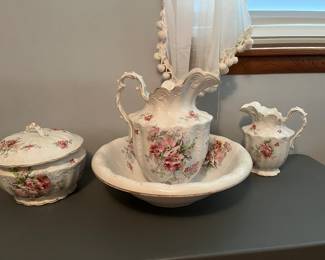 Bowl/pitcher, chamber pot, small pitcher