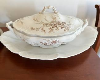 Covered handled serving bowl/tureen