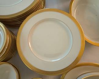 Lenox "Lowell" china service for 12 plus tea & coffee set grave & vegetable tureen approx. 107 pieces