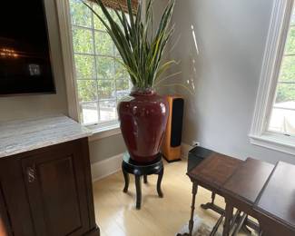 Pr. Seng de Beouf Vases on Stand 