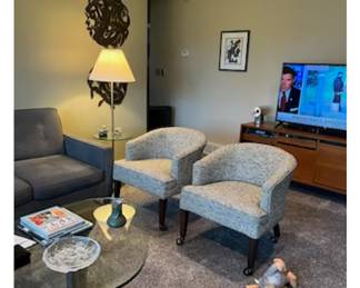 Pair paoli chairs 1980
Flawless 
$500
313-468-5111