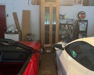 Vintage phone booth
Excellent condition 
$1500
313-468-5111