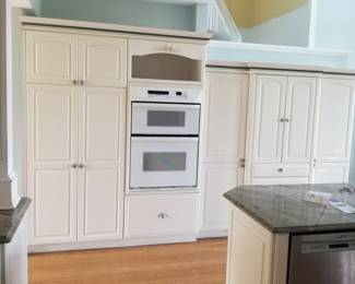 Custom kitchen cabinetry - extensive amount of uppers, lowers and pantrys