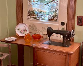 Vintage New Home Sewing Machine in Cabinet