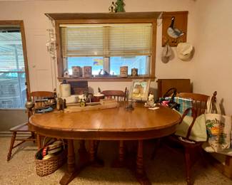 Tell City Table & Chairs-Has 8 Chairs & 2 Leaves