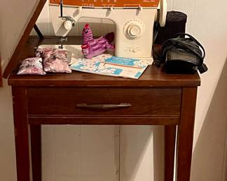 Vintage Singer Fashion Mate Sewing Machine