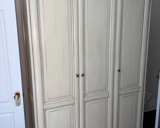 Fantastic storage cabinet breaks down very easily