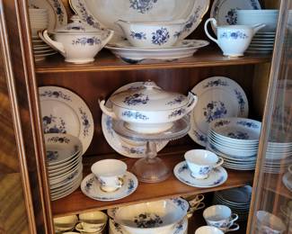 Seyei Fine China set Japan #5112  BLUE MEISSEN. Large beautiful collection!