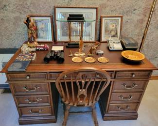 Beautiful mahogany office desk! Excellent condition! 56"x28.5"