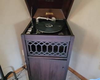 ANTIQUE 1916 SONORA TROUBADOUR PHONOGRAPH. In excellent working condition!