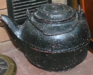 Cast iron pot