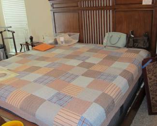 Amazing King-Size bed in a great design! With a nice mattress set.
