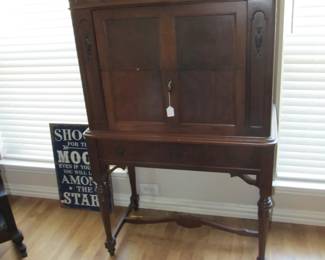 Antique cabinet/China cabinet