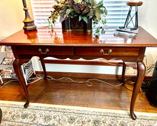Graceful wood writing desk