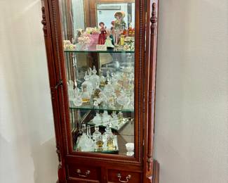 Lighted display cabinet