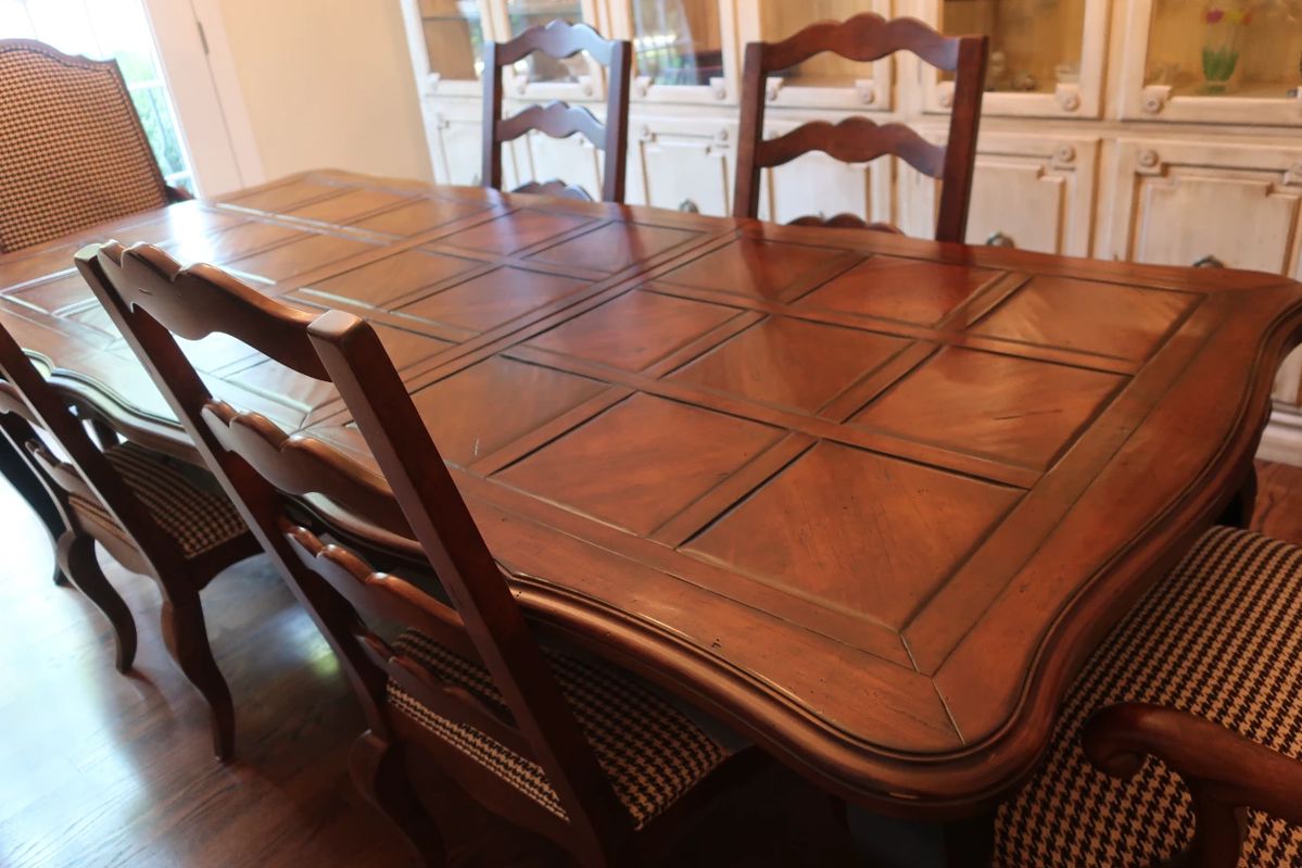 *  Century dining  room  table with  6  chairs.  It  has 6 chairs, two  leaves (  22"  each ) and  pads.  The  table  is  72"  x  43"  w/o  leaves.