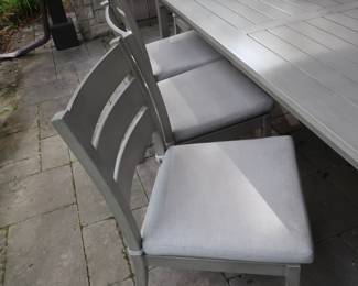 chairs that go with the table