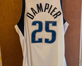 Dallas Mavericks Dampier signed jersey, autographed